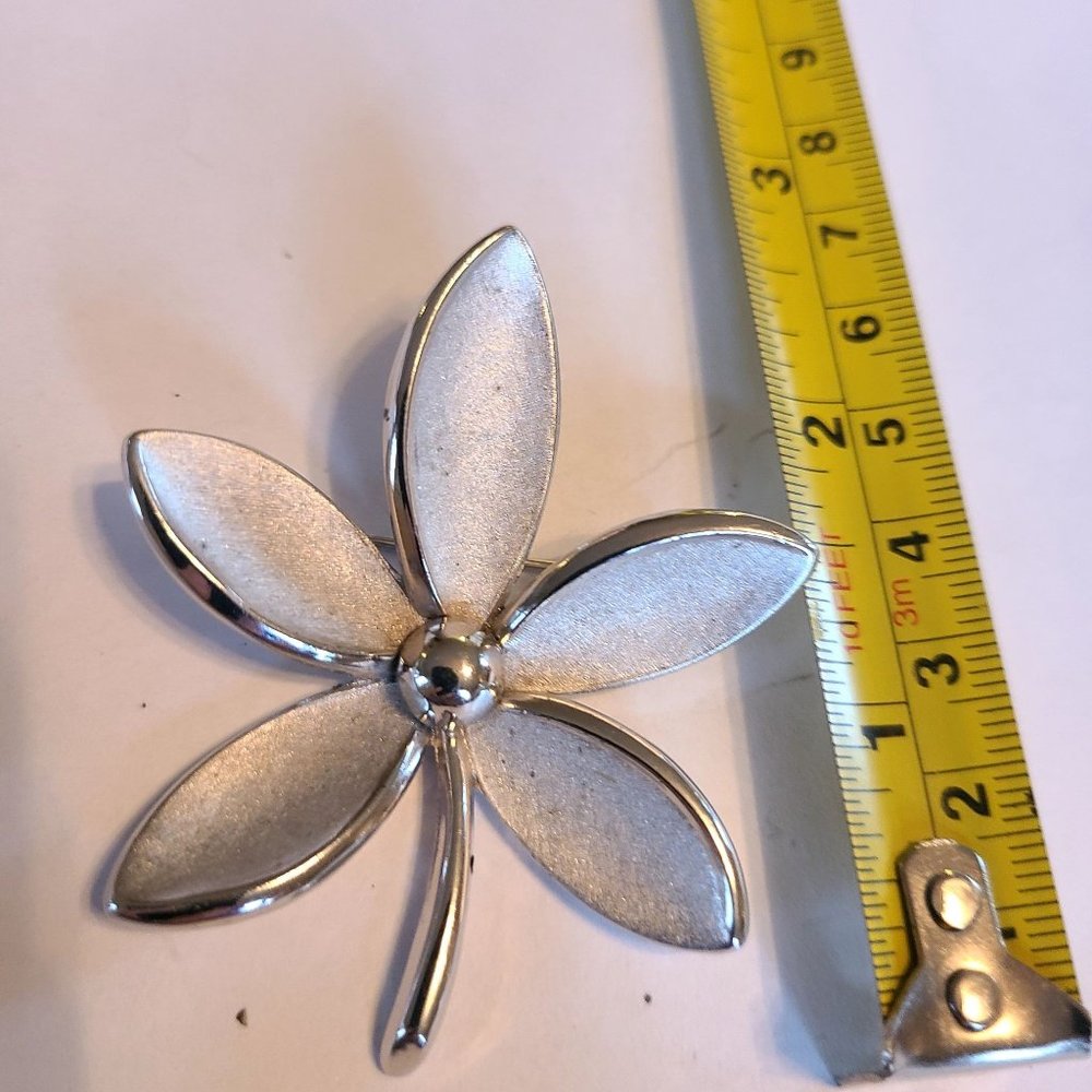 TRIFARI CROWN SILVER TONE FLOWER BROOCH PIN - Picture 2 of 4